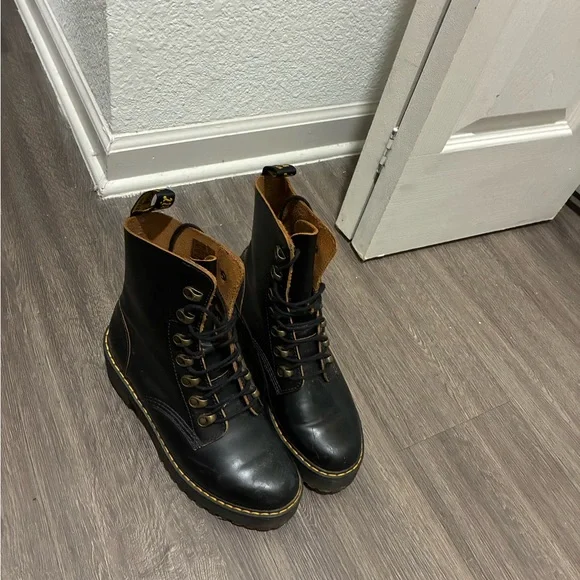 Dr. Martens “Leona” Lace-up lug boots 8 - Picture 8 of 9